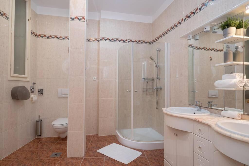 Best Located, 150 M2 5 Bedrooms Apt., Budapest Exteriör bild