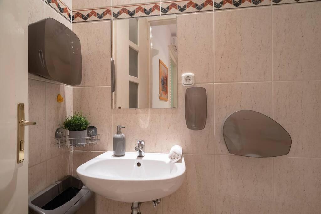 Best Located, 150 M2 5 Bedrooms Apt., Budapest Exteriör bild