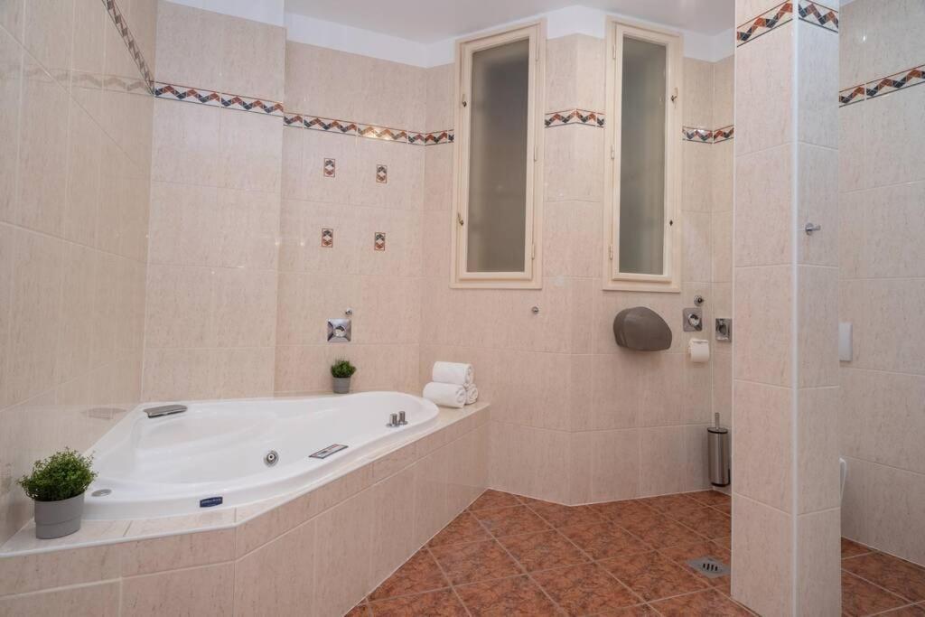Best Located, 150 M2 5 Bedrooms Apt., Budapest Exteriör bild