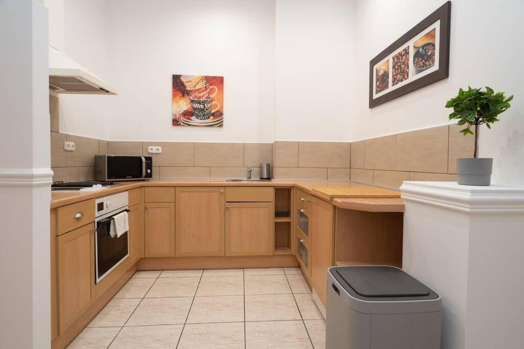 Best Located, 150 M2 5 Bedrooms Apt., Budapest Exteriör bild